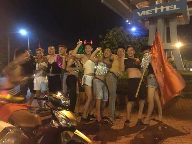 Mừng chiến thắng, nhóm thanh niên không ngần ngại mặc áo 2 dây "gợi cảm" xuống đường ảnh 2