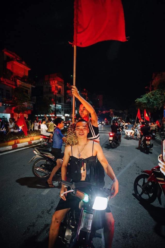 Mừng chiến thắng, nhóm thanh niên không ngần ngại mặc áo 2 dây "gợi cảm" xuống đường ảnh 4