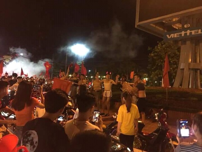 Mừng chiến thắng, nhóm thanh niên không ngần ngại mặc áo 2 dây "gợi cảm" xuống đường ảnh 3
