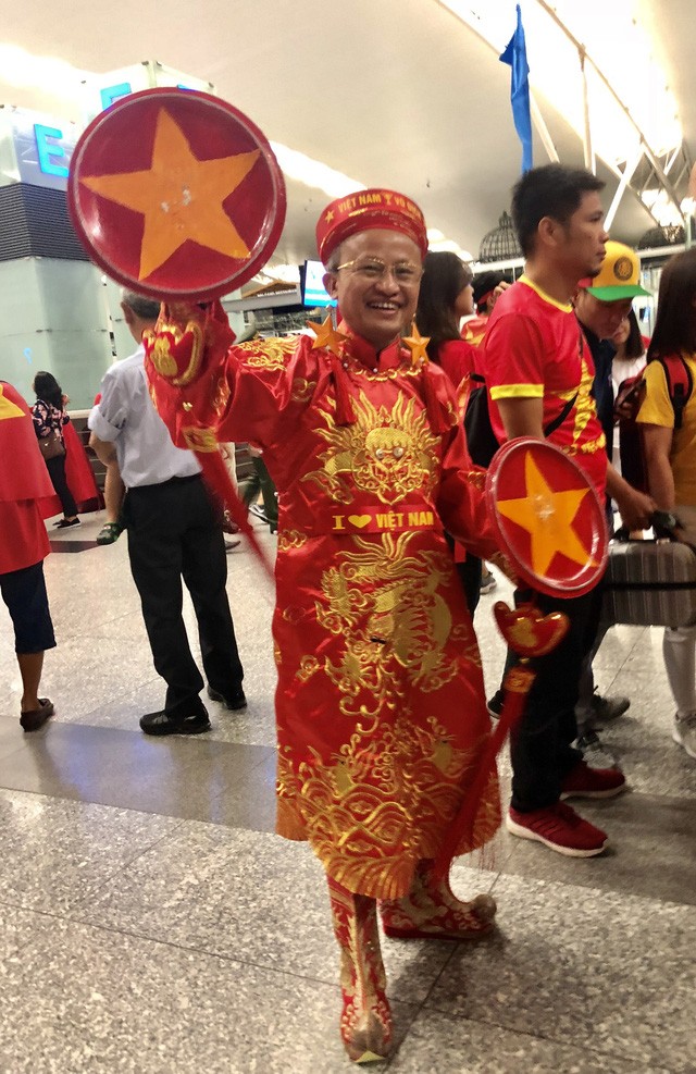 Rực rỡ cờ đỏ sao vàng trong chuyến bay sang Indonesia lúc rạng sáng ảnh 1