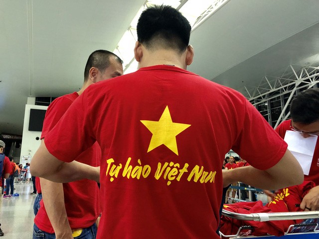 Rực rỡ cờ đỏ sao vàng trong chuyến bay sang Indonesia lúc rạng sáng ảnh 7
