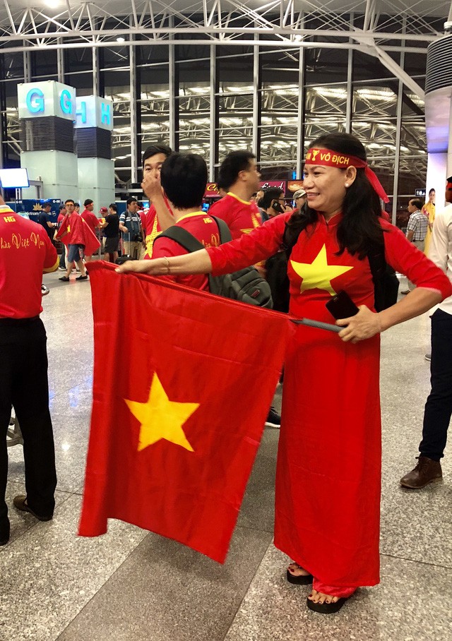Rực rỡ cờ đỏ sao vàng trong chuyến bay sang Indonesia lúc rạng sáng ảnh 2