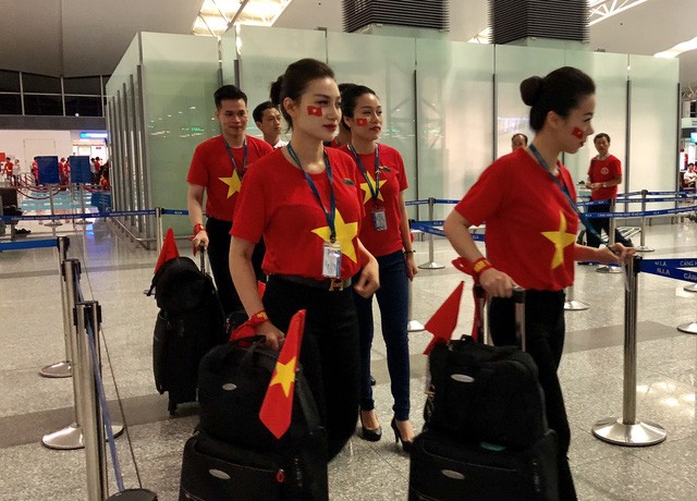 Rực rỡ cờ đỏ sao vàng trong chuyến bay sang Indonesia lúc rạng sáng ảnh 10