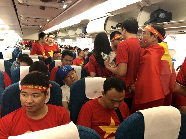 Rực rỡ cờ đỏ sao vàng trong chuyến bay sang Indonesia lúc rạng sáng ảnh 9
