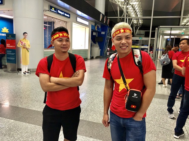 Rực rỡ cờ đỏ sao vàng trong chuyến bay sang Indonesia lúc rạng sáng ảnh 4