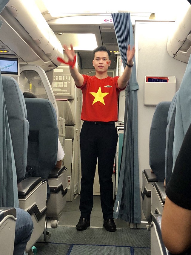 Rực rỡ cờ đỏ sao vàng trong chuyến bay sang Indonesia lúc rạng sáng ảnh 11