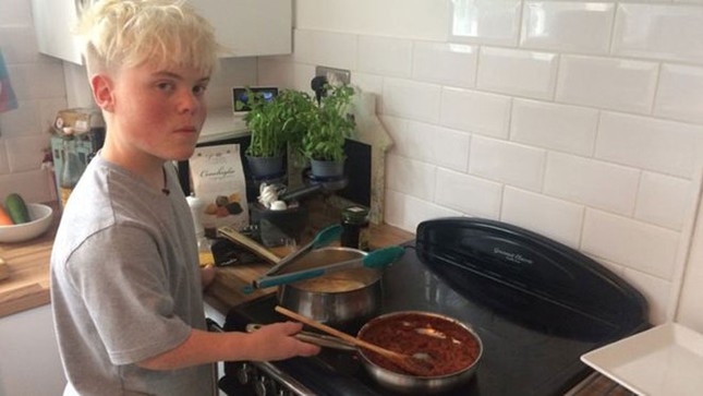 Bị trường từ chối vì lùn, nam sinh được đầu bếp Gordon Ramsay nhận truyền nghề ảnh 1