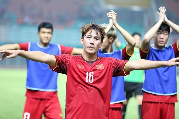 Trong khi Minh Vương tỏa sáng vì sút thủng lưới Hàn Quốc, bạn gái anh chàng lại sút.. hỏng xe ảnh 1