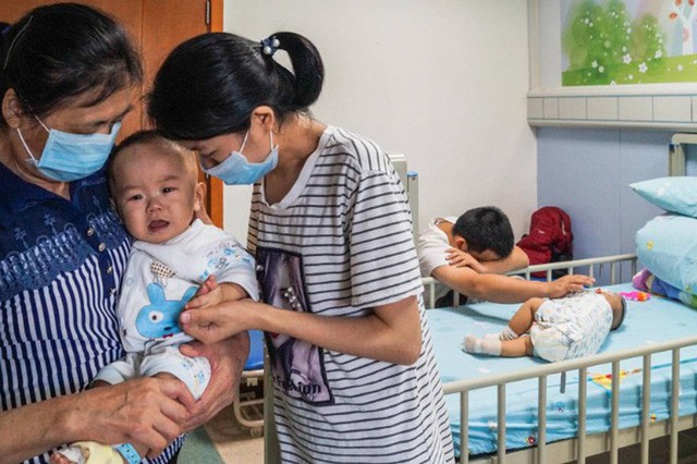 Cặp vợ chồng bốc thăm chọn cứu một trong hai con song sinh ảnh 2