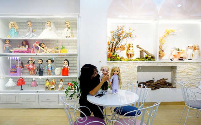 Quán cà phê "độc" sở hữu bộ sưu tập búp bê suýt soát tiền tỷ ảnh 9
