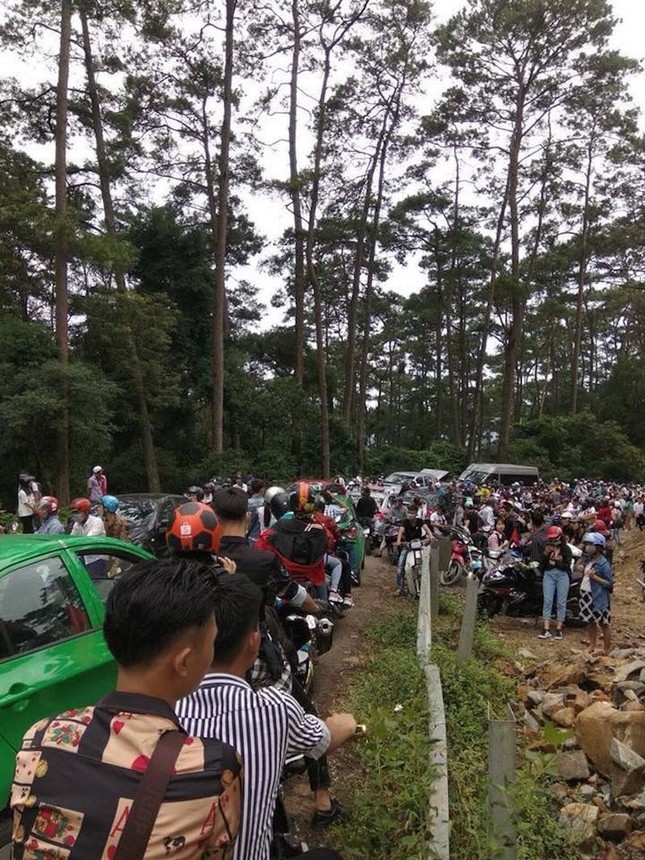 Du khách mệt mỏi vì điểm du lịch Tam Đảo đông đúc quá tải dịp nghỉ lễ Quốc Khánh ảnh 3