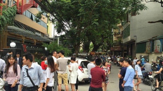 Hà Nội: Hàng trăm người hoảng loạn chạy ra đường khi tòa nhà cao tầng rung lắc mạnh ảnh 3