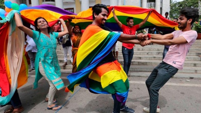 Ấn Độ: chính thức bỏ hình sự hóa đồng tính khỏi luật pháp, cộng đồng LGBT xuống đường ăn mừng ảnh 3