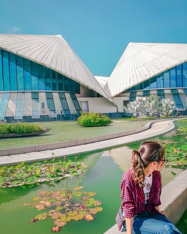 Giới trẻ thích thú với vẻ đẹp của Nhà hát nón lá tại Bạc Liêu ảnh 2