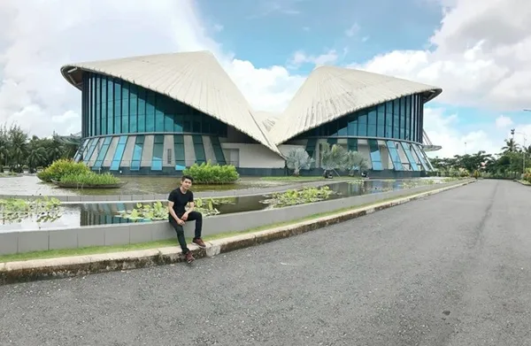 Giới trẻ thích thú với vẻ đẹp của Nhà hát nón lá tại Bạc Liêu ảnh 5