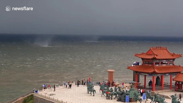 Trung Quốc: Nhiều vòi rồng đột nhiên cùng xuất hiện một lúc trên bầu trời ảnh 2