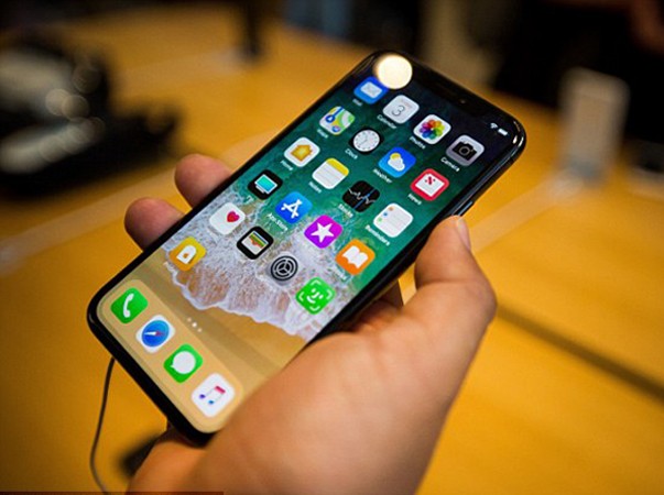 Hội nữ quyền chỉ trích gay gắt Apple vì iPhone XS không phù hợp với tay phái đẹp ảnh 1