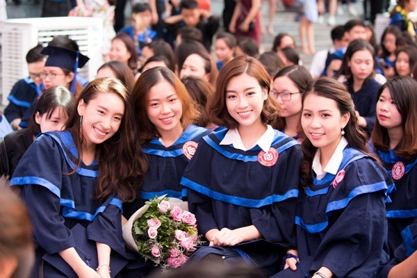 Trước 1 ngày kết thúc nhiệm kỳ Hoa hậu, Đỗ Mỹ Linh rạng rỡ đi nhận bằng tốt nghiệp Đại học ảnh 2