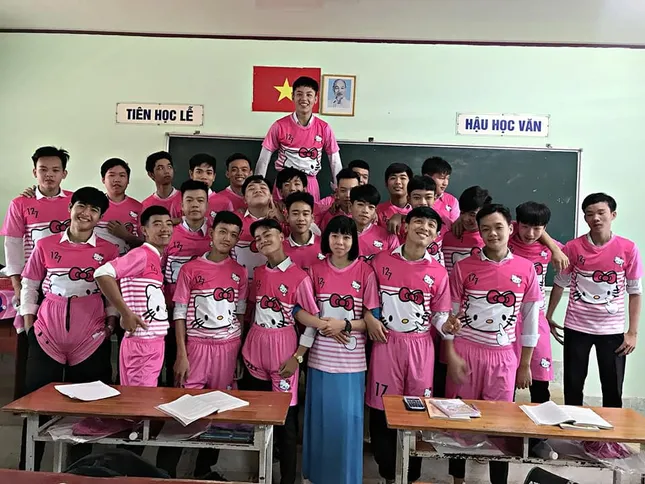 Cười sái quai hàm với đồng phục lớp "hồng hồng tuyết tuyết" của teen THPT Tân Lược (Vĩnh Long) ảnh 2