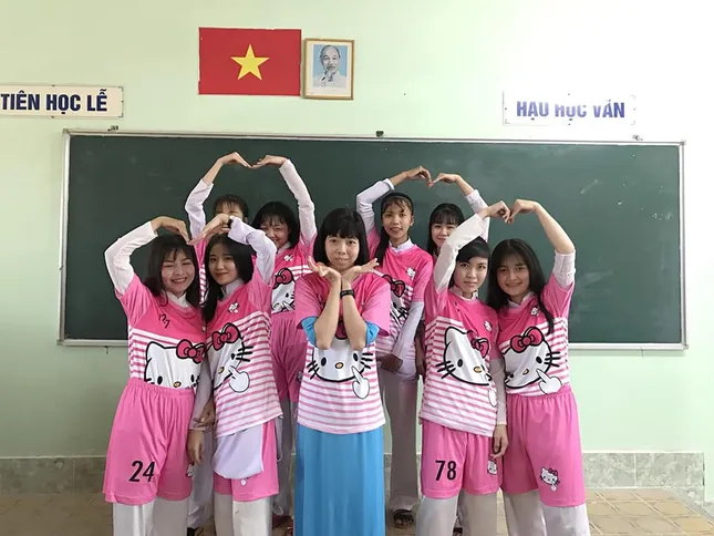 Cười sái quai hàm với đồng phục lớp "hồng hồng tuyết tuyết" của teen THPT Tân Lược (Vĩnh Long) ảnh 3
