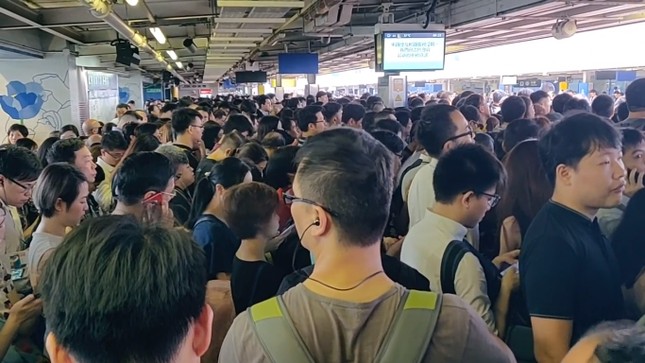 Hồng Kông sau bão "Măng Cụt": Đi học, đi làm mỗi ngày chẳng khác gì "cực hình" ảnh 2