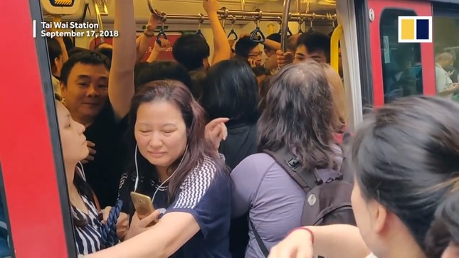 Hồng Kông sau bão "Măng Cụt": Đi học, đi làm mỗi ngày chẳng khác gì "cực hình" ảnh 3