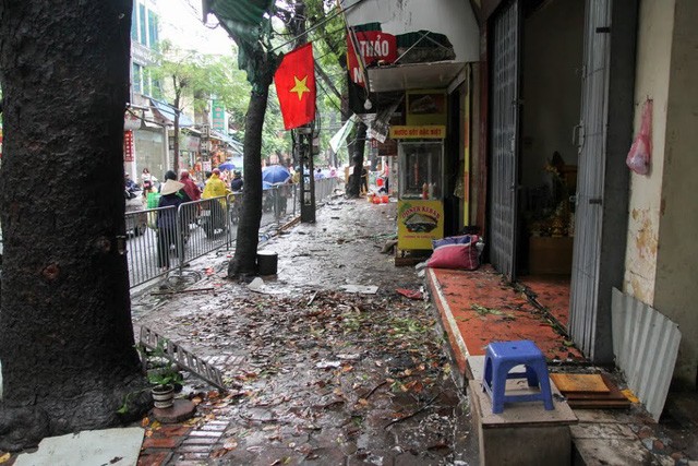 Cháy rụi 30 phòng trọ, ông Hiệp “khùng” bật khóc lo bệnh nhân ngủ ngoài đường ảnh 1