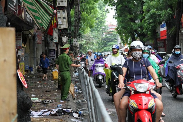 Cháy rụi 30 phòng trọ, ông Hiệp “khùng” bật khóc lo bệnh nhân ngủ ngoài đường ảnh 2