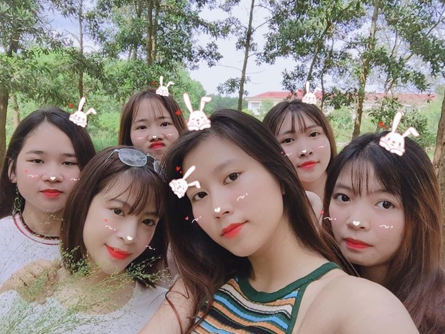 Hội con gái sư phạm “nghiện sống ảo”, đem cả lồng quạt, cành nhãn vào kí túc làm studio "chất lừ" ảnh 6