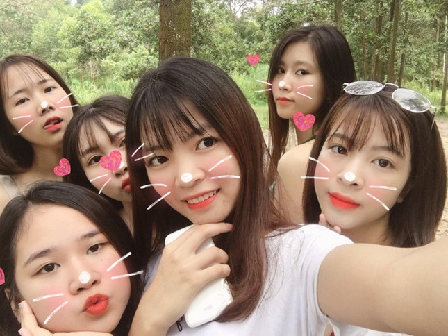 Hội con gái sư phạm “nghiện sống ảo”, đem cả lồng quạt, cành nhãn vào kí túc làm studio "chất lừ" ảnh 8