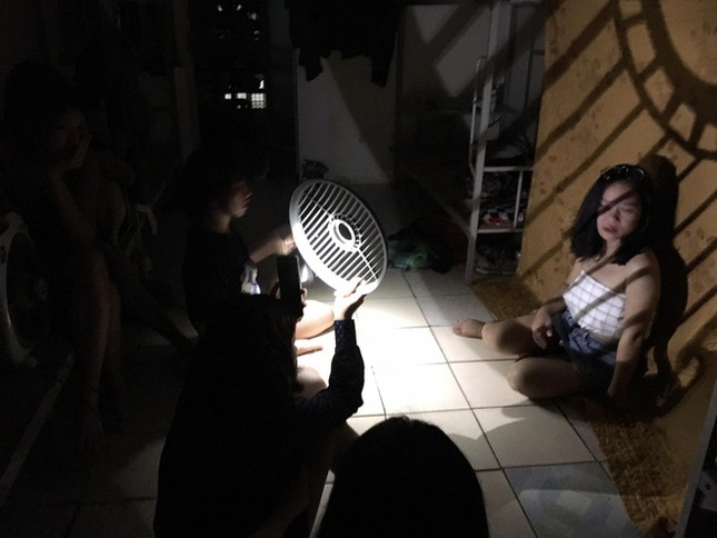 Hội con gái sư phạm “nghiện sống ảo”, đem cả lồng quạt, cành nhãn vào kí túc làm studio "chất lừ" ảnh 2
