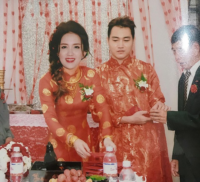 “Cười ra nước mắt” xem ảnh cưới bị cắt ghép đầu to hơn người, mặt đơ như sáp ảnh 1