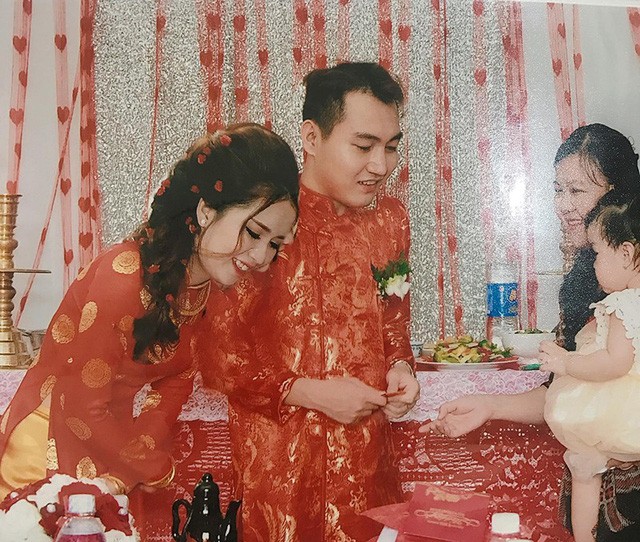“Cười ra nước mắt” xem ảnh cưới bị cắt ghép đầu to hơn người, mặt đơ như sáp ảnh 2