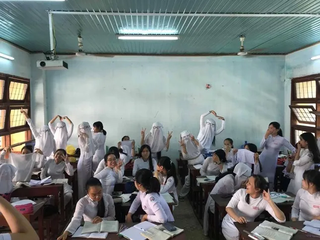 Teen Quảng Ngãi hóa "pho tượng sống" bằng cách vắt tà áo dài lên đầu, kính vẫn đeo trên mắt ảnh 3