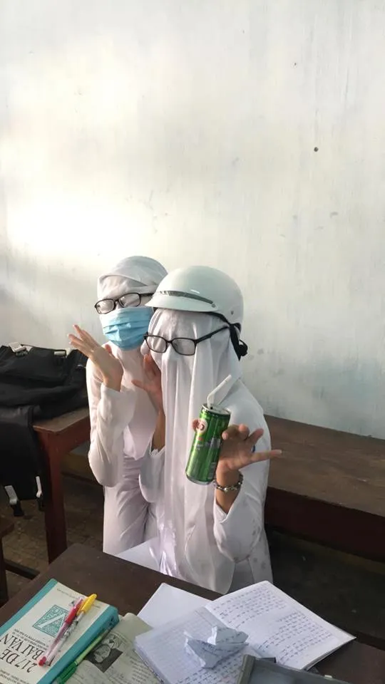 Teen Quảng Ngãi hóa "pho tượng sống" bằng cách vắt tà áo dài lên đầu, kính vẫn đeo trên mắt ảnh 5