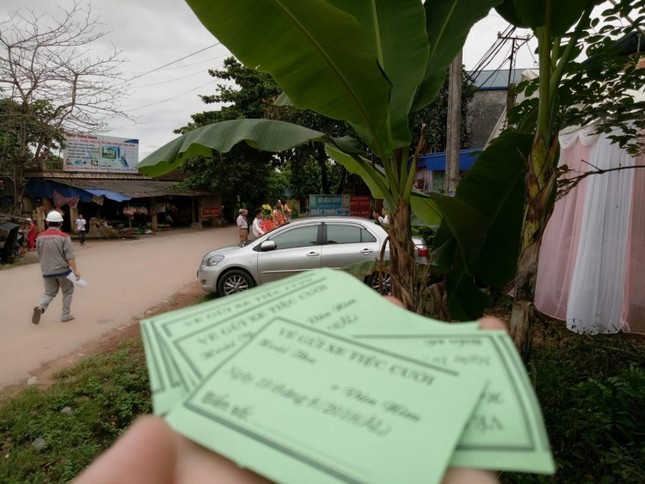 Đến ăn cưới người yêu cũ, nào ngờ biến thành bảo vệ trông xe ảnh 3