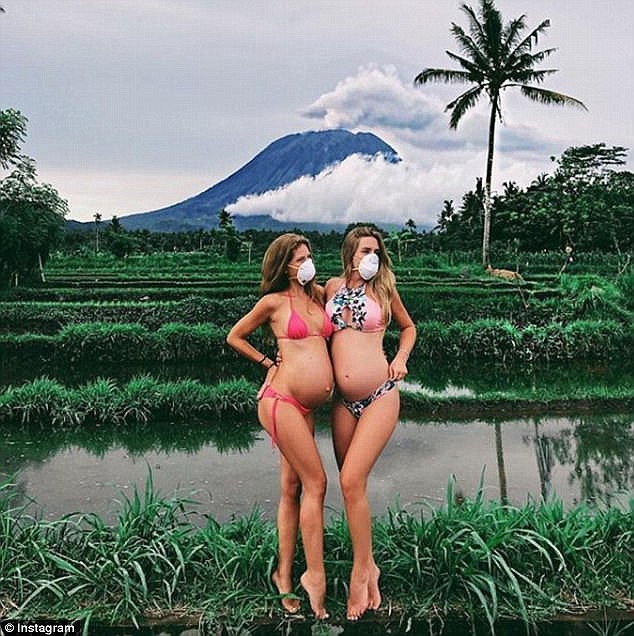 Du khách bị cấm mặc bikini tại các điểm du lịch linh thiêng ở Bali ảnh 1