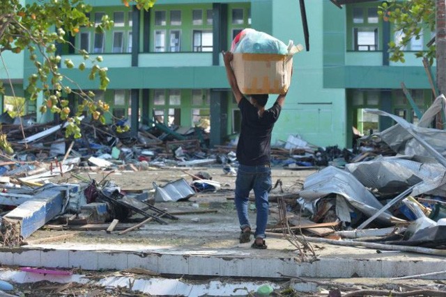 1.200 người thiệt mạng vì động đất/sóng thần, Indonesia chôn cất tập thể các nạn nhân ảnh 3