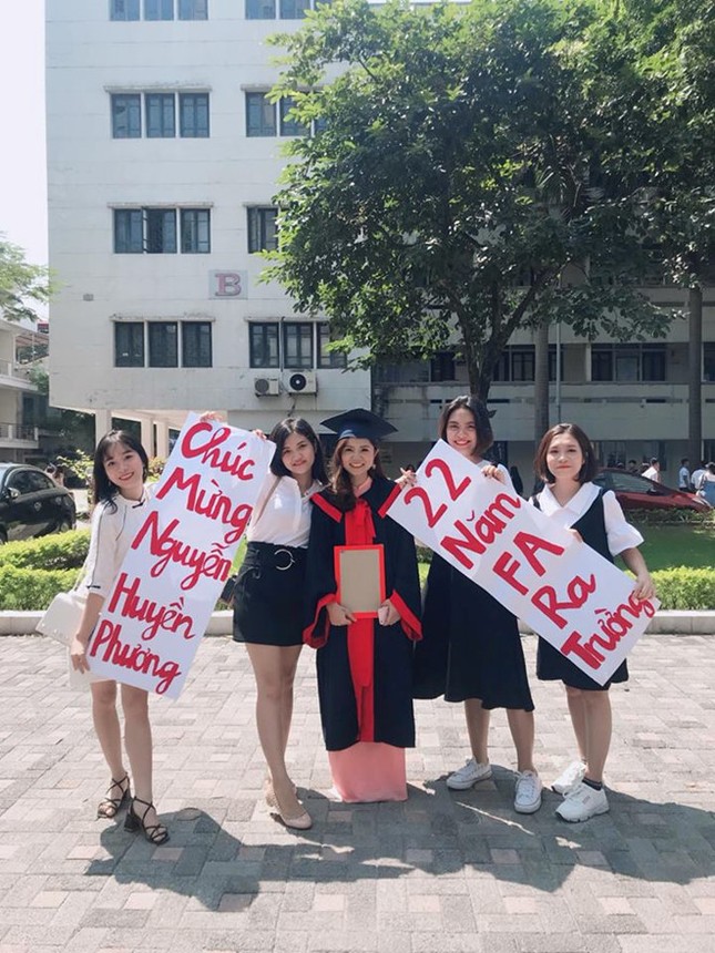 Gái ế 22 năm tốt nghiệp Ngoại thương, hội bạn thân tặng ngay lời chúc không thể "bá đạo" hơn! ảnh 1