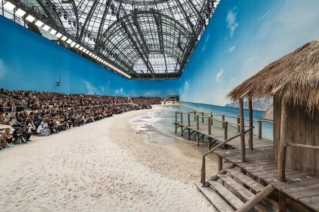 Chanel lại khiến cả thế giới sững sờ khi đem bãi biển vào lòng Paris ảnh 1