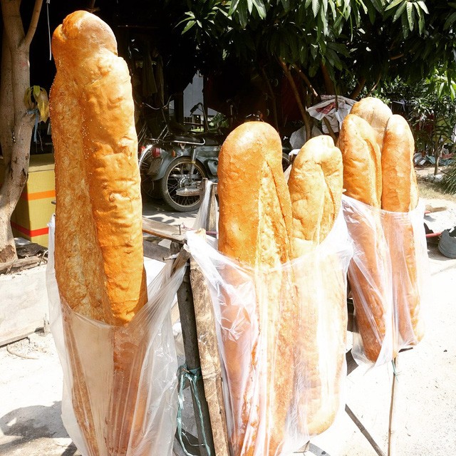 Bánh mỳ khổng lồ dài 1m ở An Giang lọt top món ăn kỳ lạ nhất thế giới ảnh 2