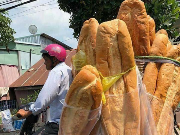 Bánh mỳ khổng lồ dài 1m ở An Giang lọt top món ăn kỳ lạ nhất thế giới ảnh 1