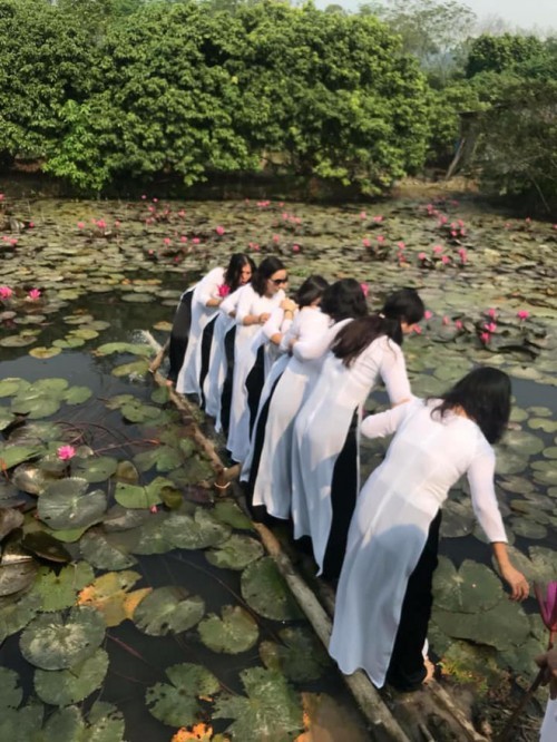 Đi chụp ảnh kỷ yếu, 8 thiếu nữ mặc áo dài thướt tha ngã lộn cổ xuống ao vì “quá nặng” ảnh 2