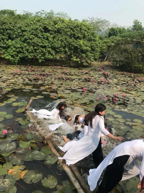 Đi chụp ảnh kỷ yếu, 8 thiếu nữ mặc áo dài thướt tha ngã lộn cổ xuống ao vì “quá nặng” ảnh 3