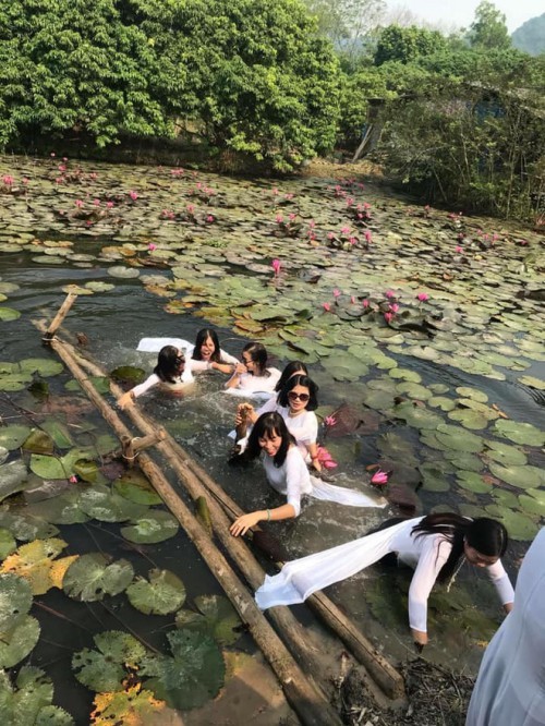 Đi chụp ảnh kỷ yếu, 8 thiếu nữ mặc áo dài thướt tha ngã lộn cổ xuống ao vì “quá nặng” ảnh 4