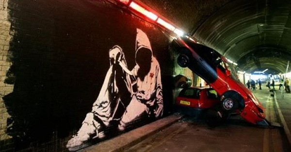 Banksy - Nghệ sĩ graffiti lừng danh thế giới và câu chuyện về bức họa tự hủy gây xôn xao ảnh 8