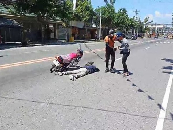 Hài hước chuyện giả chết giữa đường để... cầu hôn bạn gái ảnh 1