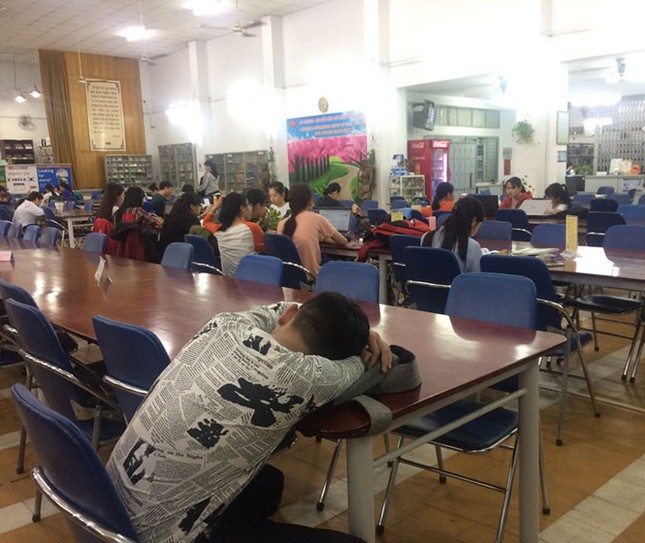 Chiều sinh viên Đại học "chạy đua" để ra trường ảnh 2