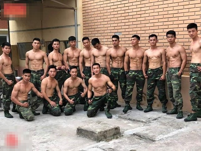 Những chàng lính Việt "6 múi" cực ngầu khiến hội chị em ráo riết truy lùng danh tính ảnh 2