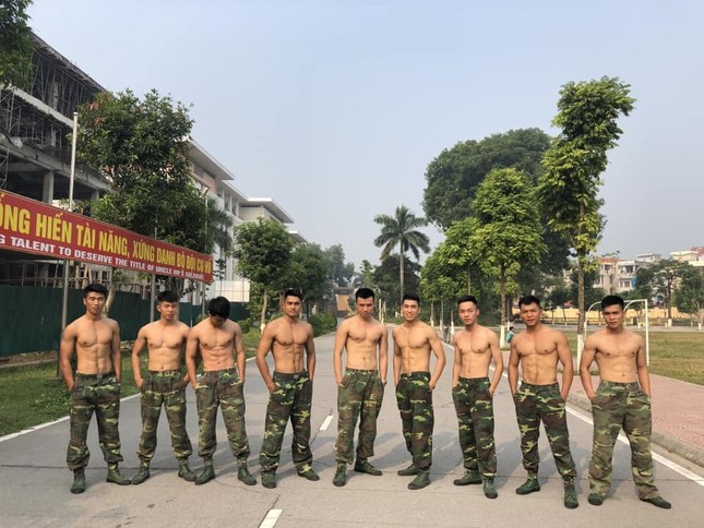 Những chàng lính Việt "6 múi" cực ngầu khiến hội chị em ráo riết truy lùng danh tính ảnh 3